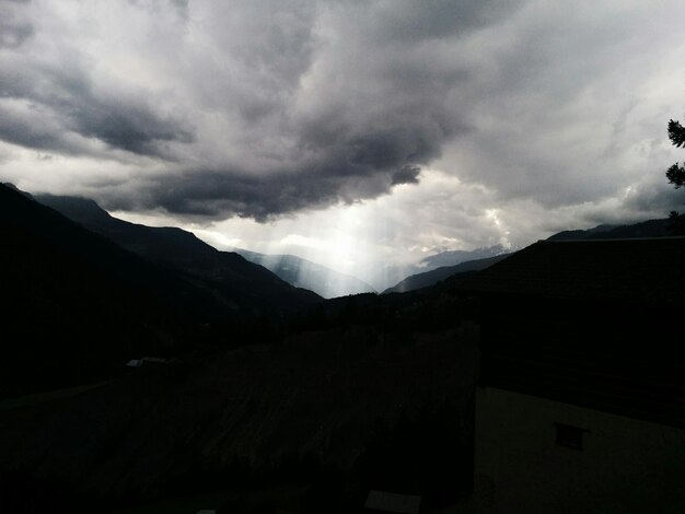 Foto paisagem de silhueta contra o céu nublado