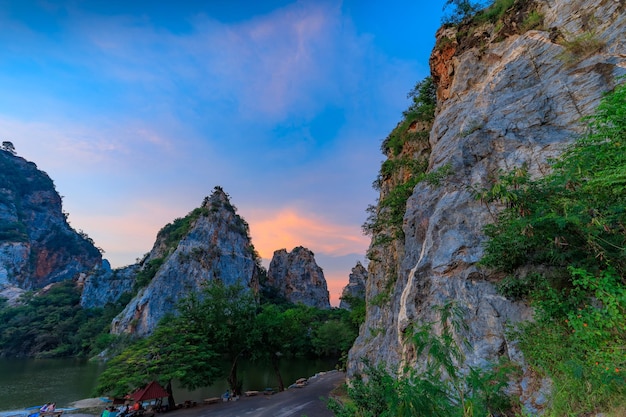 Paisagem de Snake Mountain na província de Ratchaburi Tailândia Na Tailândia chamamos Khao Hin Ngoo