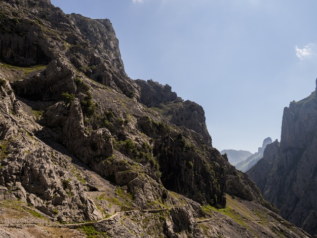 Paisagem de trilha atravessando as montanhas à beira do precipício