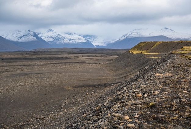 Paisagem de tundra de outono da Islândia perto da geleira Haoldukvisl A língua da geleira da Islândia desliza da calota de gelo de Vatnajokull ou da geleira de Vatna perto do vulcão subglacial Esjufjoll Não muito longe do anel viário da Islândia