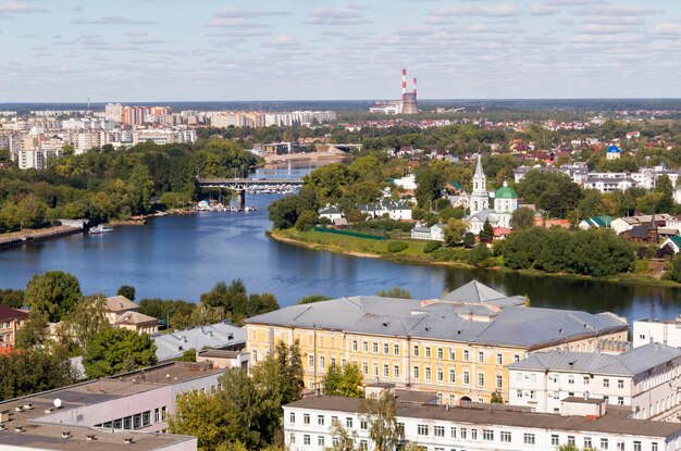 Paisagem de Tver e Volga em um dia ensolarado de verão