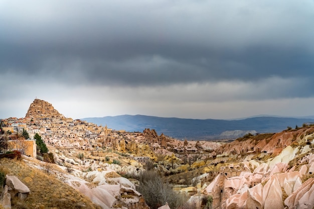 Paisagem de Uchisar, Capadócia, Turquia, sob céu nublado