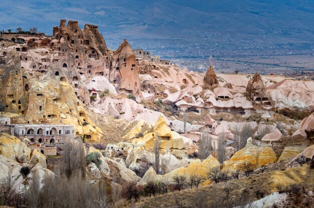 Paisagem de Uchisar, Capadócia, Turquia, sob céu nublado