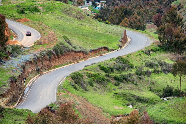 Foto paisagem de um caminho em uma montanha coberta de vegetação