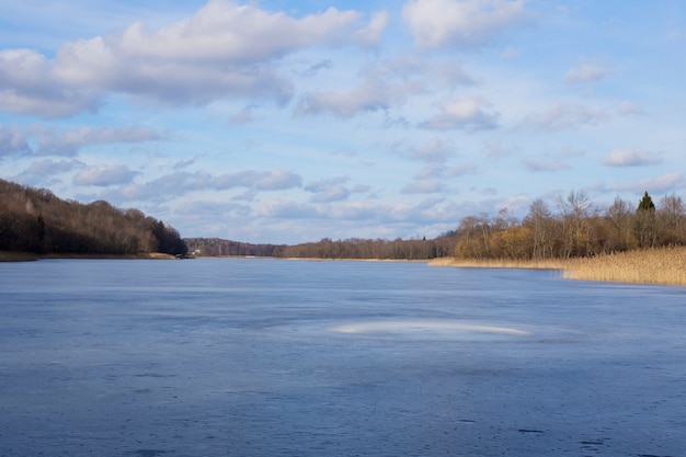 Paisagem de um lago calmo de inverno e sua parte costeira.