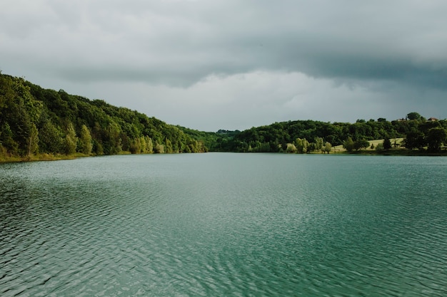 Paisagem, de, um, lago, cercado, por, montanhas