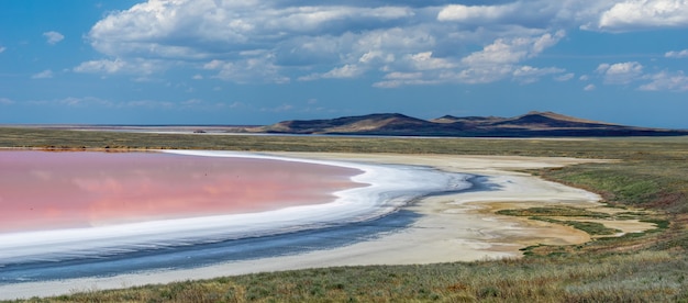 Paisagem de um lago rosa com sal