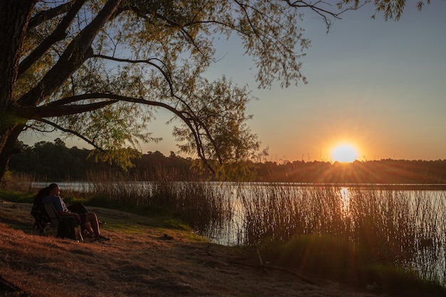 Paisagem de um pôr do sol do lago em Canelones Uruguai