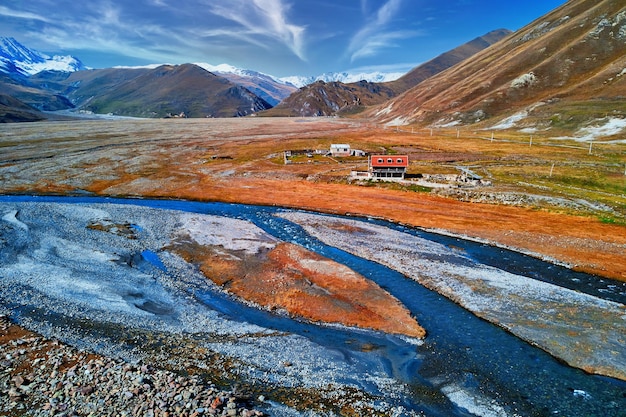 Paisagem de um vale panorâmico de montanha com rios no país da Geórgia