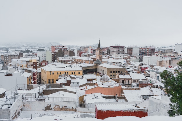 Paisagem de uma cidade nevada com uma igreja medieval