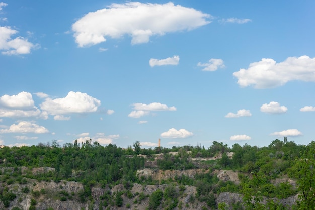 Paisagem de uma pedreira de granito contra um céu nublado de verão