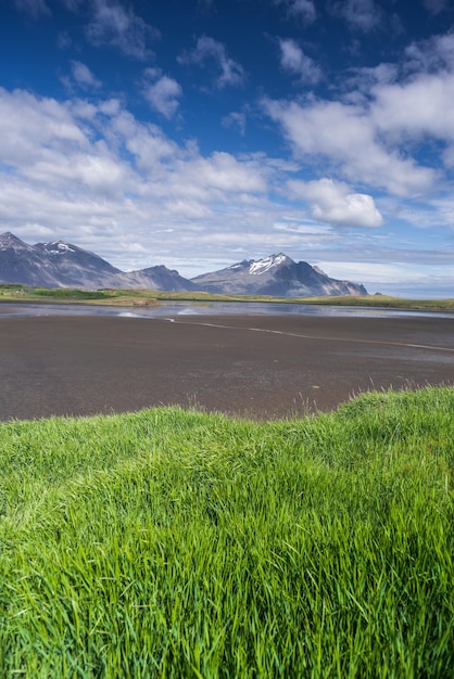 Paisagem de verão com grama verde e montanhas na Islândia