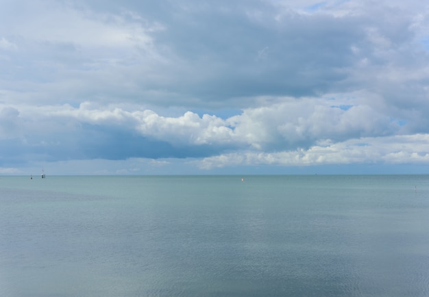 Paisagem de verão com ilha verde e céu azul