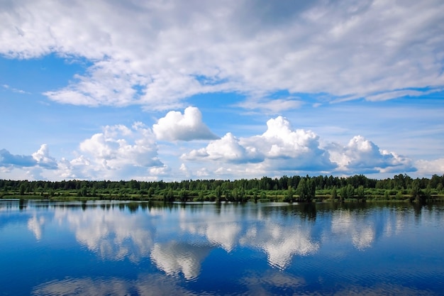 Paisagem de verão com nuvens refletidas na superfície da água do rio ou lago