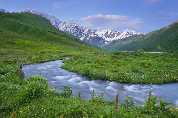 Paisagem de verão com o rio de montanha. Noite após o pôr do sol. Cáucaso. Zemo Svaneti, Geórgia