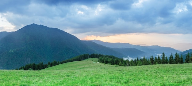 Paisagem de verão com pôr do sol nas montanhas