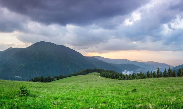 Paisagem de verão com pôr do sol nas montanhas