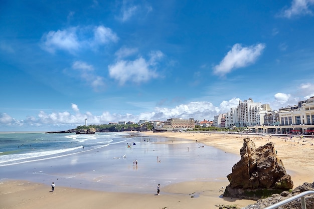 Paisagem de verão com praia de areia e edifícios