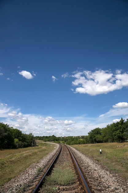 Foto paisagem de verão com uma ferrovia e um céu azul