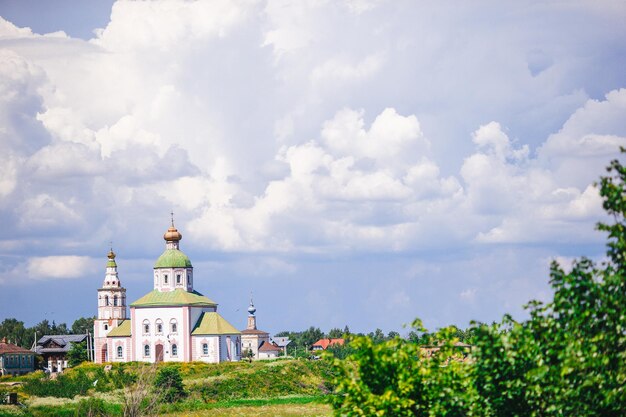 Paisagem de verão com vista para o kremlin de suzdal