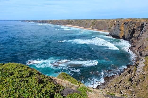 Foto paisagem de verão da costa do oceano atlântico com praia de areia (aljezur, algarve, portugal).