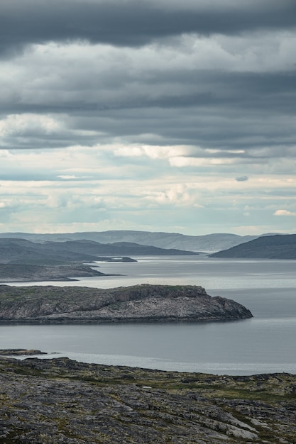 Paisagem de verão da tundra polar verde nos arredores de Teriberka