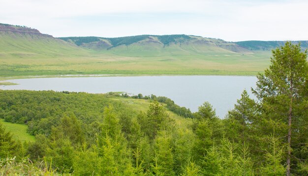 Paisagem de verão de lago e montanhas