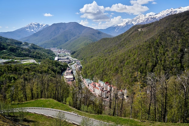 Paisagem de verão de montanha krasnaya polyana vista superior sochi rússia