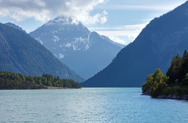 Paisagem de verão do Lago Plansee com neve na encosta da montanha (Áustria).