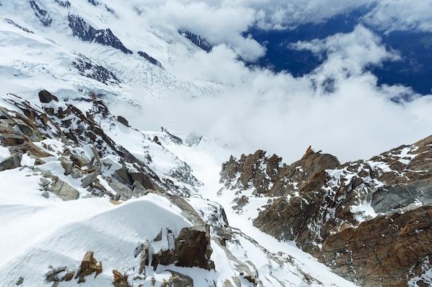 Paisagem de verão do maciço montanhoso do Mont Blanc (vista do Monte Aiguille du Midi até o vale de Chamonix, França)