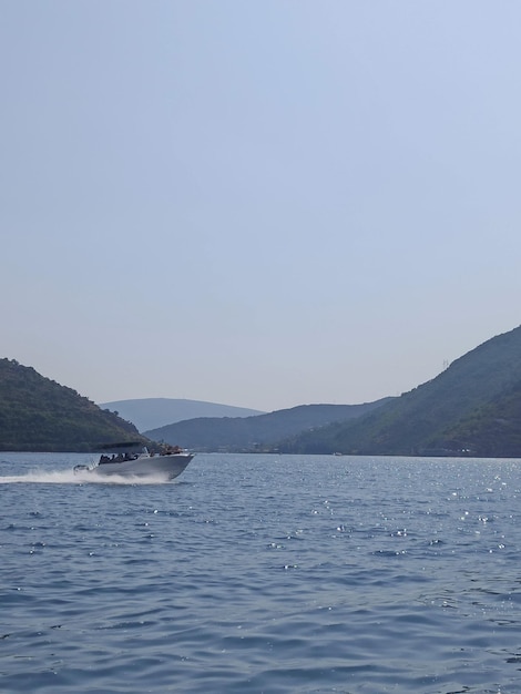 Paisagem de verão do mar e das montanhas no dia de verão em perast montenegro