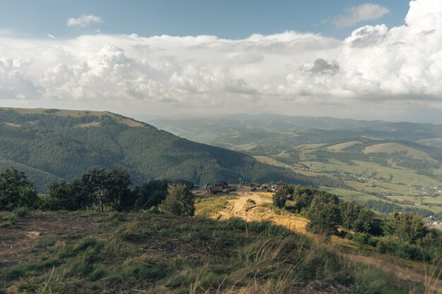 Paisagem de verão dos Cárpatos Belas montanhas no fundo do céu azul