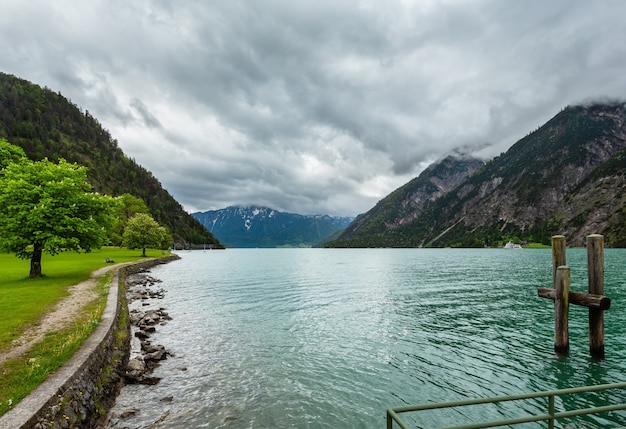 Paisagem de verão em achensee (lago achen) com prados verdes e ancoradouro de madeira (áustria)