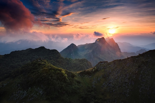 Paisagem de verão linda na montanha com o sol ao amanhecer