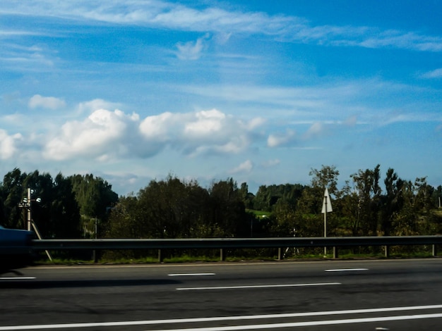 Paisagem de verão na estrada