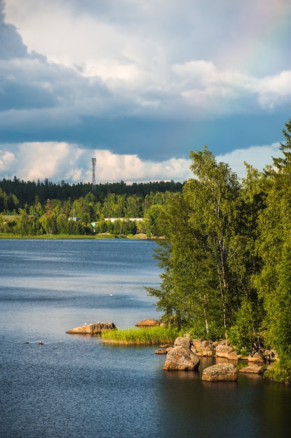 Paisagem de verão no parque Monrepo, perto da cidade de Vyborg, na Rússia, na margem do Golfo da Finlândia