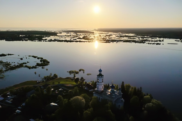 paisagem de verão no pôr do sol da Rússia, igreja nas margens do rio ortodoxia do cristianismo