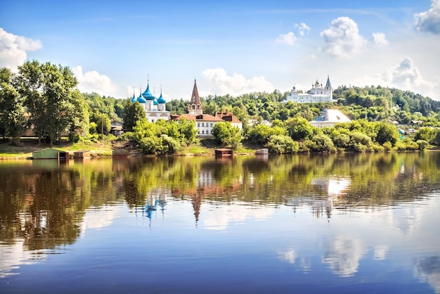 Paisagem de verão no rio Klyazma e catedrais na colina Gorokhovets