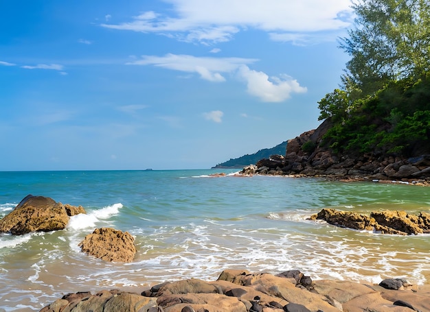 Paisagem de verão vista frontal panorama tropical praia de rocha céu azul fundo de areia branca