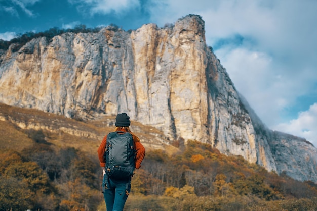 Paisagem de viagem de pedra rochosa das montanhas do alpinista da mulher