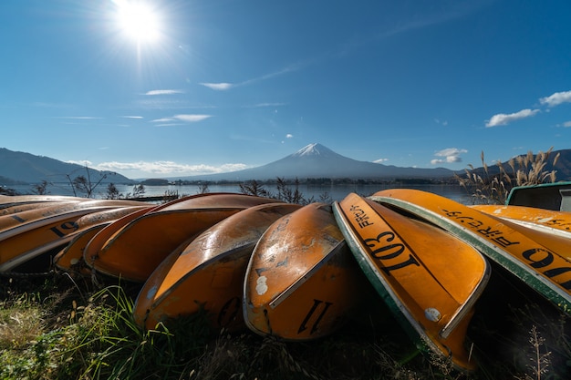 Paisagem de visão o monte fuji e lago kawaguchiko pela manhã é um turista