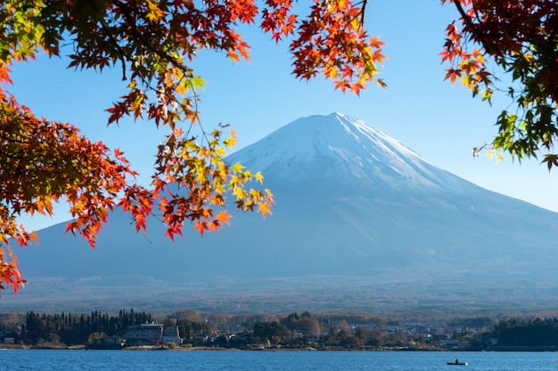 Paisagem de visão o Monte Fuji e quadro de folha de ácer vermelho Brilhante Kawaguchiko