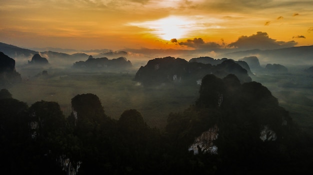 Paisagem de vista aérea da montanha na hora do Crepúsculo, Krabi Tailândia