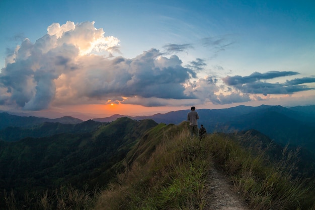 Paisagem de vista da montanha e aventura em Kanchanaburi Tailândia