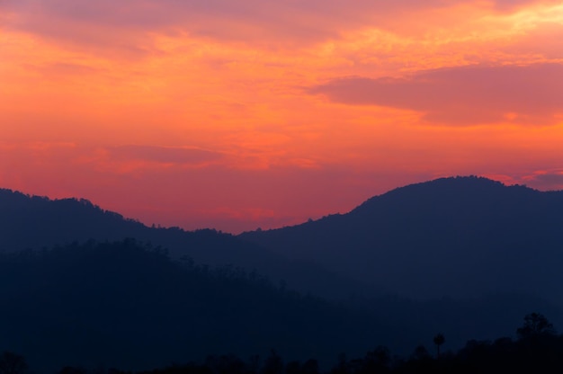 Paisagem de vista do pôr do sol com montanha de camada no norte da Tailândia