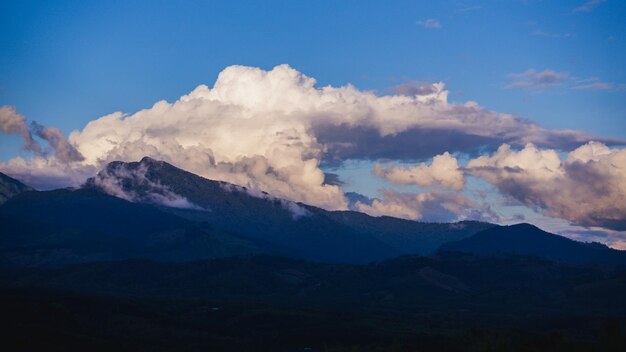 paisagem de vista para a montanha com céu azul e nuvem
