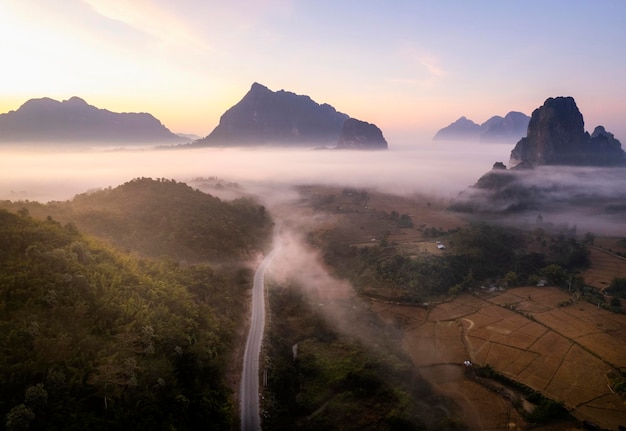 Paisagem de vista superior da névoa da manhã com camada de montanha em Meuang Feuang