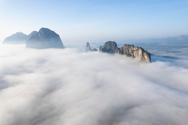 Paisagem de vista superior da névoa da manhã com camada de montanha em Meuang Feuang