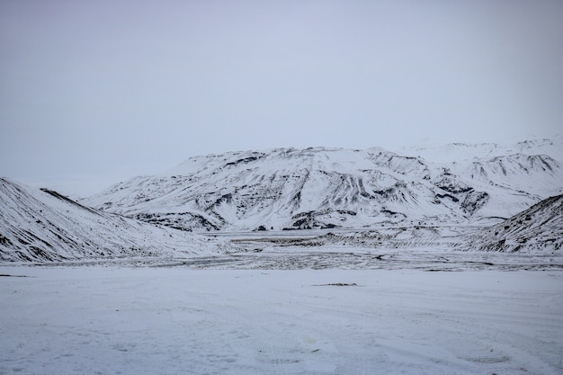 Paisagem de vulcão com neve na islândia