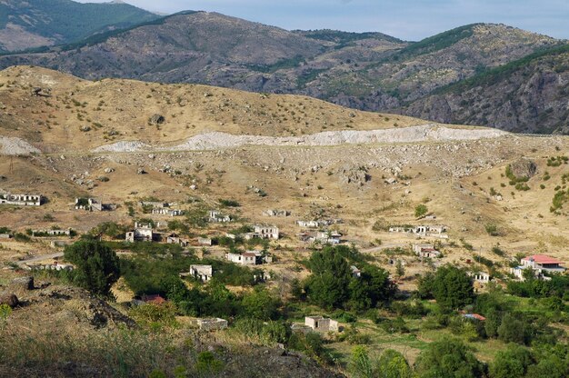 Paisagem deserta com casas bombardeadas em Nagorno-Karabakh após a guerra